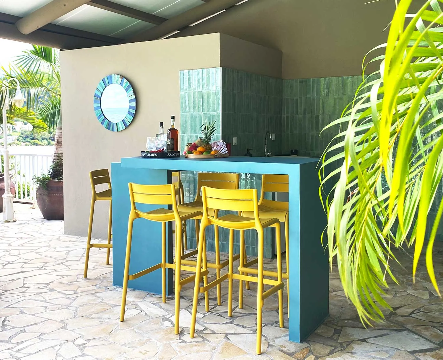 Le bar lounge extérieur sous les filaos, côté piscine.