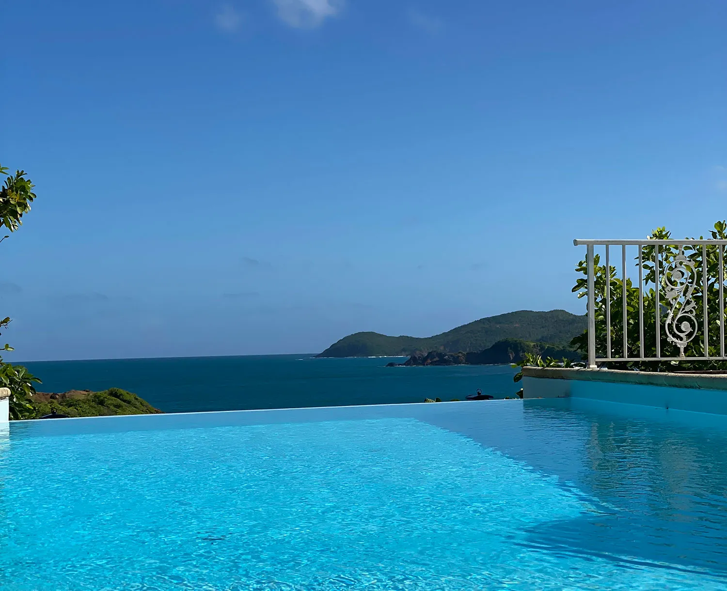 La piscine à débordement de la Villa Kaïbana, au-dessus de la baie.