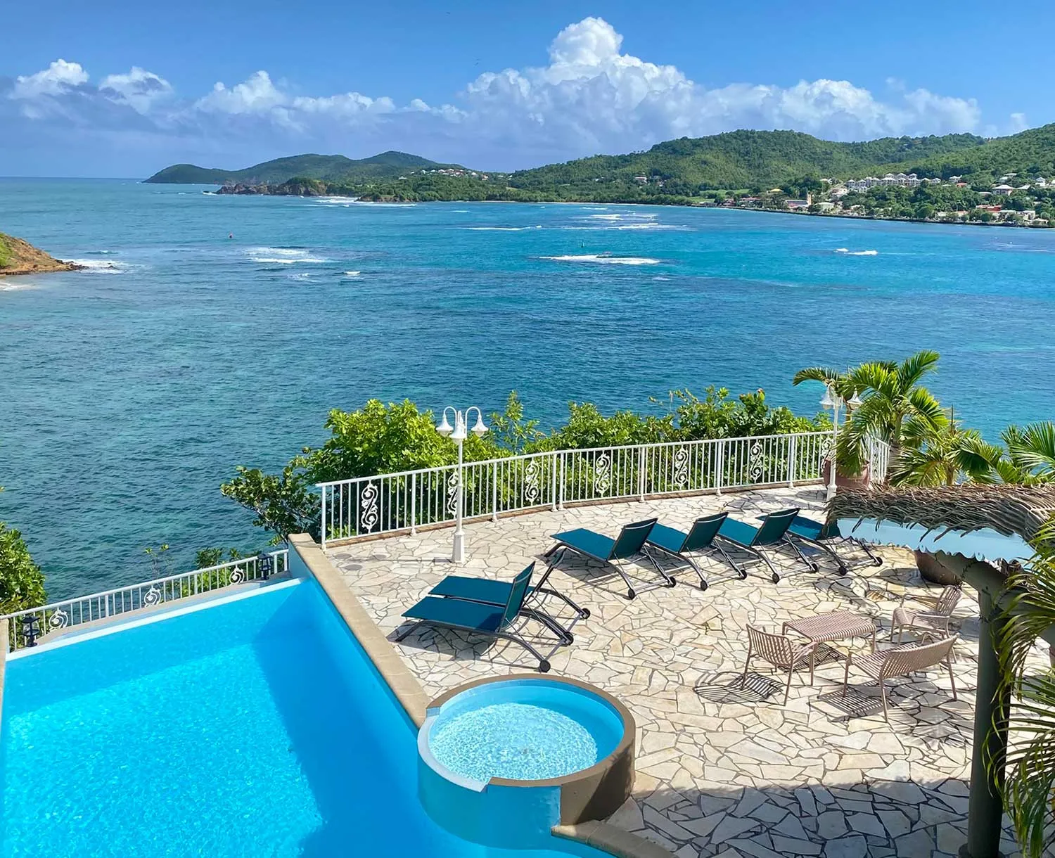 Vue depuis la piscine à débordement de la Villa Kaïbana, surplombant la baie de Tartane.
