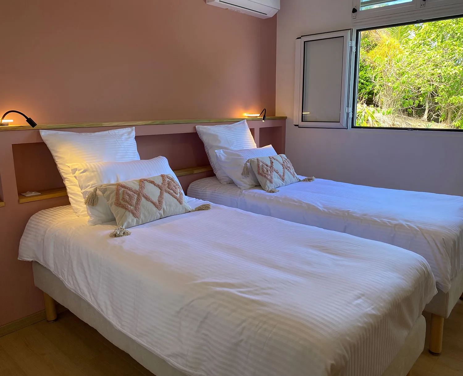 Chambre Ti dousè — décor rose poudré.