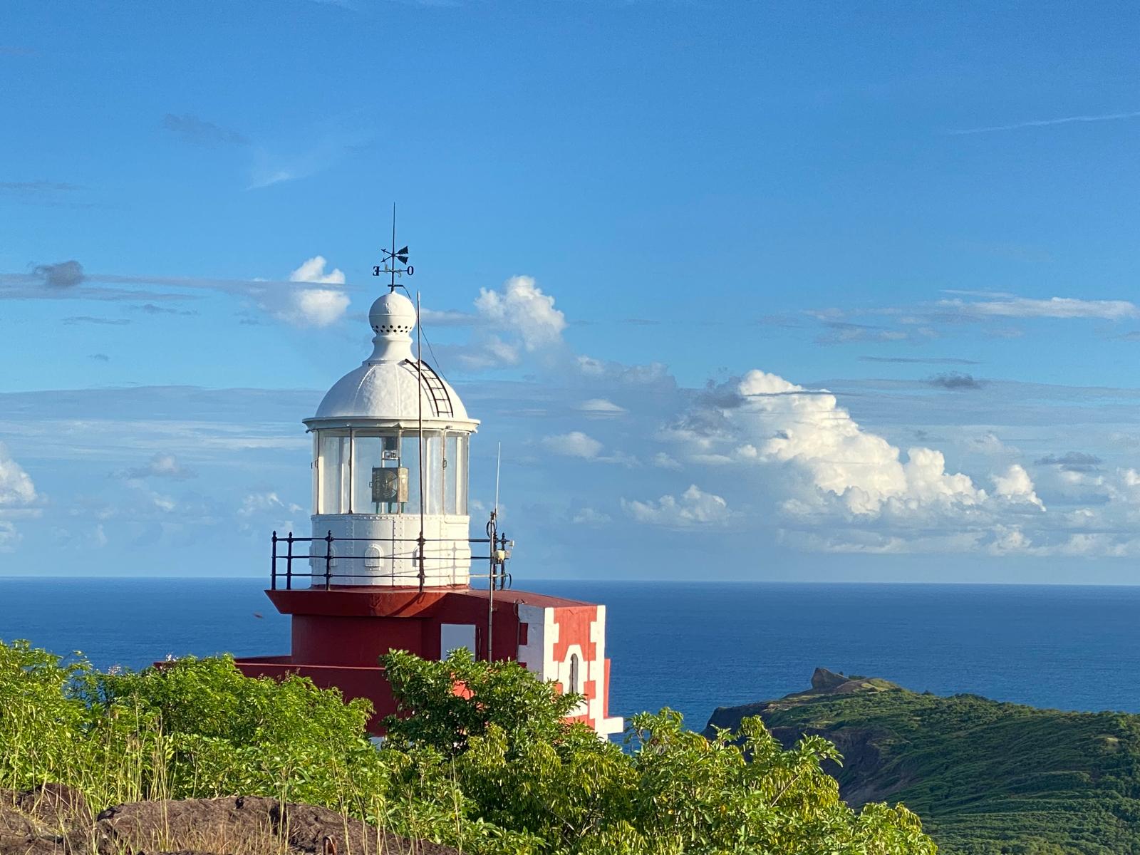 Le phare de la Caravelle dominant l'Atlantique, presqu'île de la Caravelle.